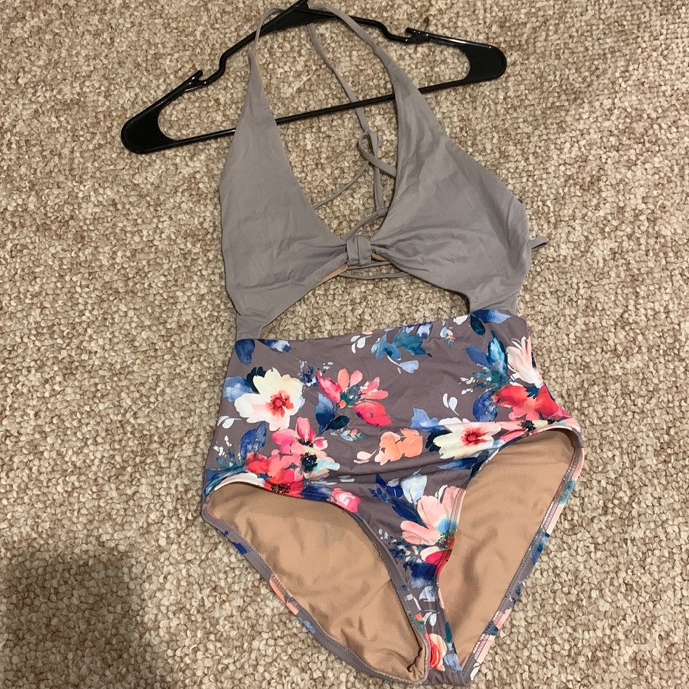 One-piece bathing suit